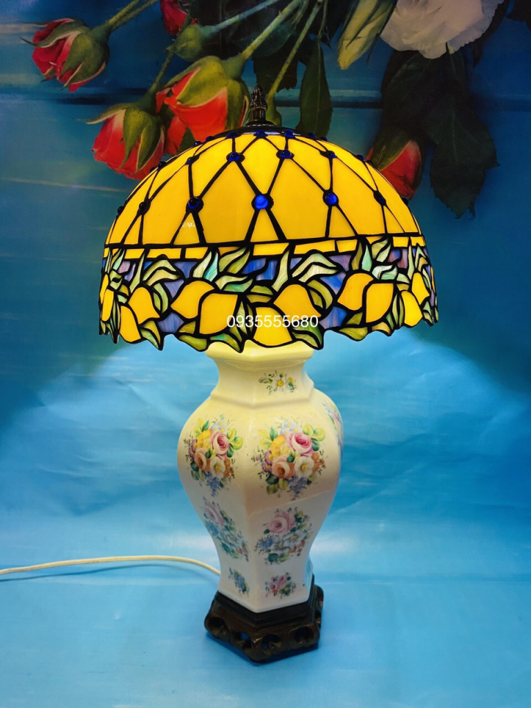 Giao lưu đèn bàn tiffany họa tiết hoa vàng