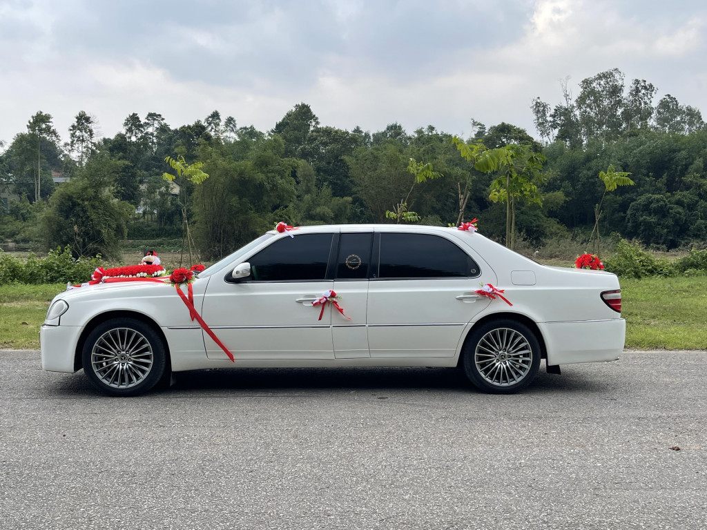 Cho thuê xe đưa đón cô dâu-xe limousine-trong thành phố huê