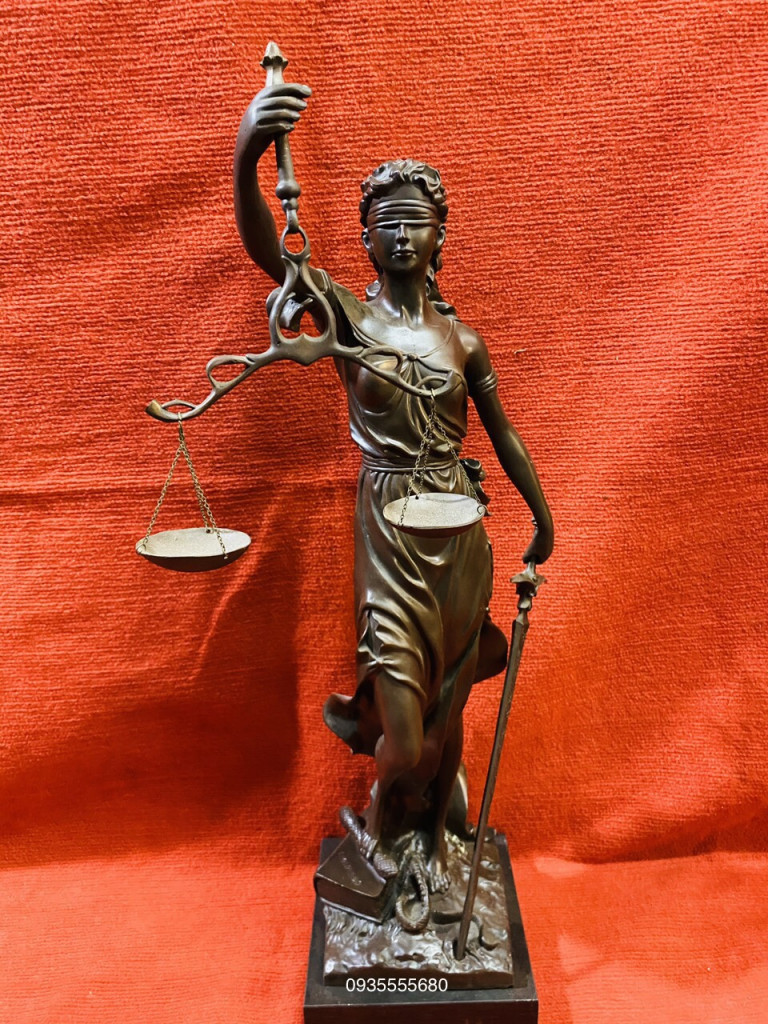 Giao lưu bức tượng đồng cán cân công lý