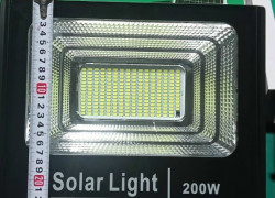 Đèn pha năng lượng mặt trời 200w