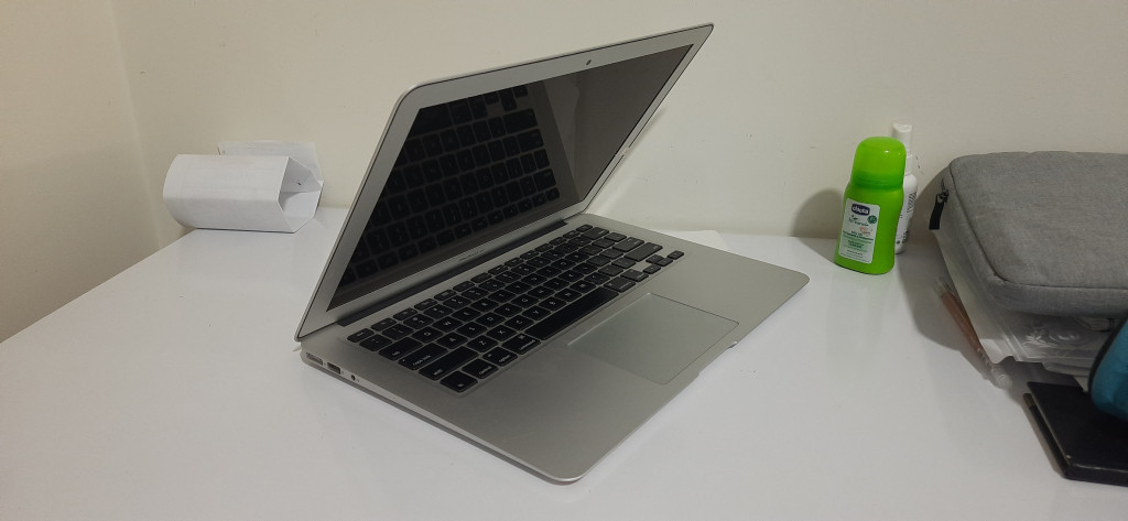Bán Macbook Air core i5 2015, Ram 4GB, ổ cứng 256GB