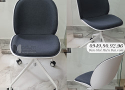Ghế xoay phòng họp lưng nhựa nệm vải xám chân có bánh xe màu trắng nhập khẩu cao cấp Beetle 7-F1 tại HCM