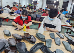 Tìm xưởng sản xuất giày dép da bò tận xưởng giá cạnh tranh
