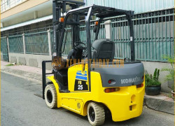 Xe nâng điện 2.5 tấn Komatsu - acquy 95% siêu bền bảo hành dài hạn