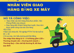 Nhân viên giao hàng bằng xe máy