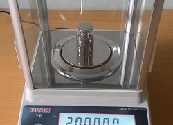 Cân vàng 5 số 320g x 0.00001tl Yoshi YB-323 có lồng