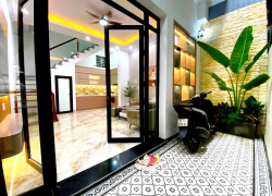BÁN NHÀ HỒ ĐẦM TRÒN, BA ĐÌNH, 40M2 7 TẦNG MT 4M GIÁ 8.3TỶ- NGÕ THÔNG-GẦN HỒ SÁT PHỐ - GẦN LĂNG BÁC.