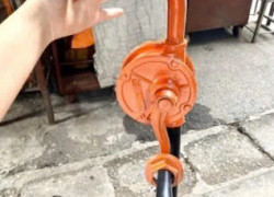 Bơm quay tay gang chuyên dùng bơm dầu nhớt