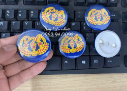 Huy hiệu mica giá rẻ chỉ từ 5.000đ/c