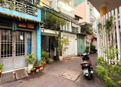 Oto ngủ trước cửa, hẻm 1 trục thông Hoàng Hoa Thám -> Nơ Trang Long.