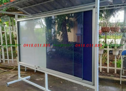 Bảng thông báo cửa kiếng có gắn khóa, có mái che