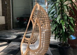 Ghế xích đu mây đan caro