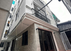Cực hiếm bán nhà kẻ tạnh Giang Biên 30m 6t mt 4,8m 6,5 tỷ ô tô đỗ cổng