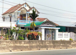 Chủ định cư nước ngoài cần bán nhanh căn nhà Tâm Huyết nhà 2 tầng kiêng cố mới đẹp 
Mặt tiền Ql1A Ngọc Sơn .Ninh An .