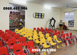 Bàn bán nguyệt mầm non, ghế nhựa tay vịn mầm non nhập khẩu