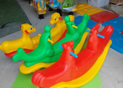 Bập bênh nhựa trẻ em, bập bênh mầm non, bập bênh giá rẻ TE
