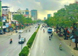 Bán Nhà Mặt Phố Nguyễn Văn Cừ 200m2, 5T, MT 8m, 2 Thoáng, Vỉa Hè Đá Bóng,  6X Tỷ