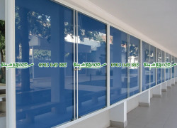 Bảng thông báo cửa kiếng gắn khóa
