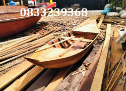 Xuồng gỗ 2 người chèo hồ hái sen, câu cá, chụp ảnh.