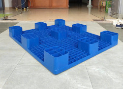 Pallet nhựa mặt bít, pallet nhựa kê hàng thực phẩm giá rẻ