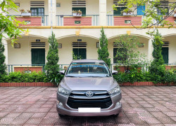 Tôi cần bán chiếc xe ô tô Toyota Innova 2.0E màu xám vàng 2020