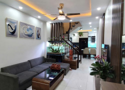 Chỉ 7.5 tỷ sở hữu căn nhà 5 tầng, 35m2 đường Cầu Giấy, vị trí trung tâm, cách ô tô 10m, kinh doanh.