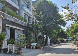Mặt tiền 90m2 - giá 14.2 tỷ - ngay chợ Phú Thuận - Cao Thị Chính, Q7