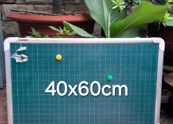 Bảng từ xanh kẻ oly tiểu học. KT 40x60cm ( Tặng hộp phấn, nam châm )