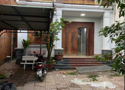 Nhà 8  triệu 4 phòng ngủ có sân đậu ô tô