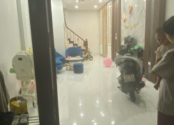 Gia đình tôi cần bán  nhà đẹp ở luôn ngõ 101 Thanh Nhàn, 40m2, 5 tầng, 6 phòng ngủ giá 12.2 tỷ có TL