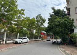 Đất đẹp đối diện cổng trường Chu Văn An khu TDC Giang Biên - Việt Hưng.