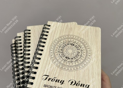 NHẬN LÀM BÌA GỖ KHẮC LASER QUÀ TẶNG 20/11 – SANG TRỌNG & Ý NGHĨA