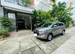 Tôi cần bán chiếc xe ô tô Toyota Innova 2.0E 2020 màu vàng đồng