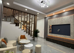 Bán nhà Ngọc Lâm,Long Biên 4 tầng,47m,mt5m oto đỗ cổng nhỉnh 11 tỷ