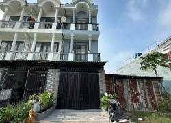 Nhà mặt tiền ở bến lức long an,2 lầu 4 phòng ngủ,4 nhà vệ sinh 3,5*11