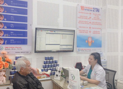 Tôi có ông bạn đeo máy trợ thính