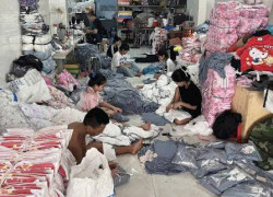 Tuyển 2 bạn nữ phụ đóng quần áo (xếp hàng) có bao ăn ở lại