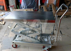 Xe Nâng Mặt Bàn Inox Trong Xưởng Thực Phẩm