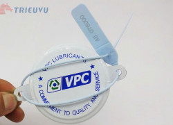 Triệu Vũ sản xuất nắp seal thùng phuy in logo hoặc nội dung nhận diện trực tiếp trên bề mặt.