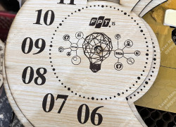 SẢN XUẤT ĐỒNG HỒ GỖ ĐỂ BÀN – QUÀ TẶNG DOANH NGHIỆP ĐẲNG CẤP