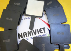 NHẬN KHẮC LASER GƯƠNG – LƯỢC – PHỤ KIỆN THỜI TRANG THEO YÊU CẦU