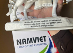 Khắc laser lên sứ theo yêu cầu - quà tặng doanh nghiệp độc đáo