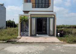 Cần bán gấp nhà mặt tiền vừa xây xong tại dt 826