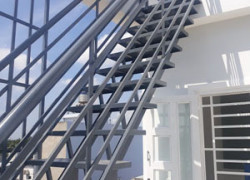 Làm cầu thang sắt ngoài trời