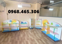 Kệ gỗ mầm non 3 tầng, kệ góc mầm non, kệ nhà trẻ