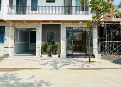 Bán gấp nhà Thạnh Xuân 52 phường Thới An quận 12 , 55m2 giá 5,3 tỷ thương lượng, 3 tầng, tặng nội thất cao cấp, đường