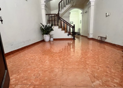 Bán nhà Xuân La 32 mét 5 tầng chỉ 9 tỷ