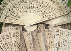 CUNG CẤP QUẠT CẦM TAY ĐÁM CƯỚI – KHẮC LASER THEO YÊU CẦU