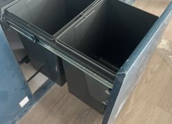 Thùng rác đôi âm tủ TaKing, chất liệu nhựa ABS không độc hại, an toàn sử dụng