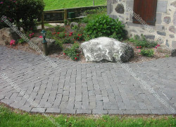 Đá cubic bazan đen chẻ tay